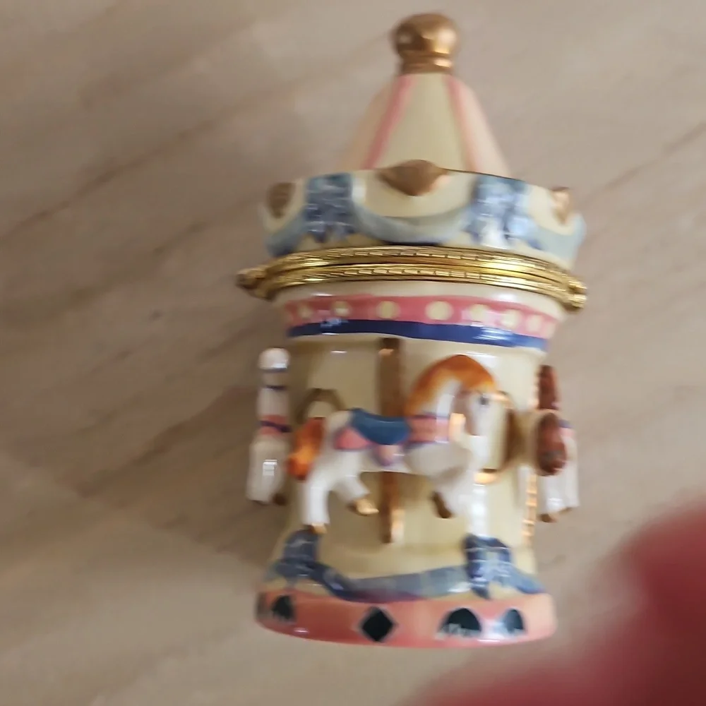 Small Carousel Ceramic Box - Picture 3 of 10
